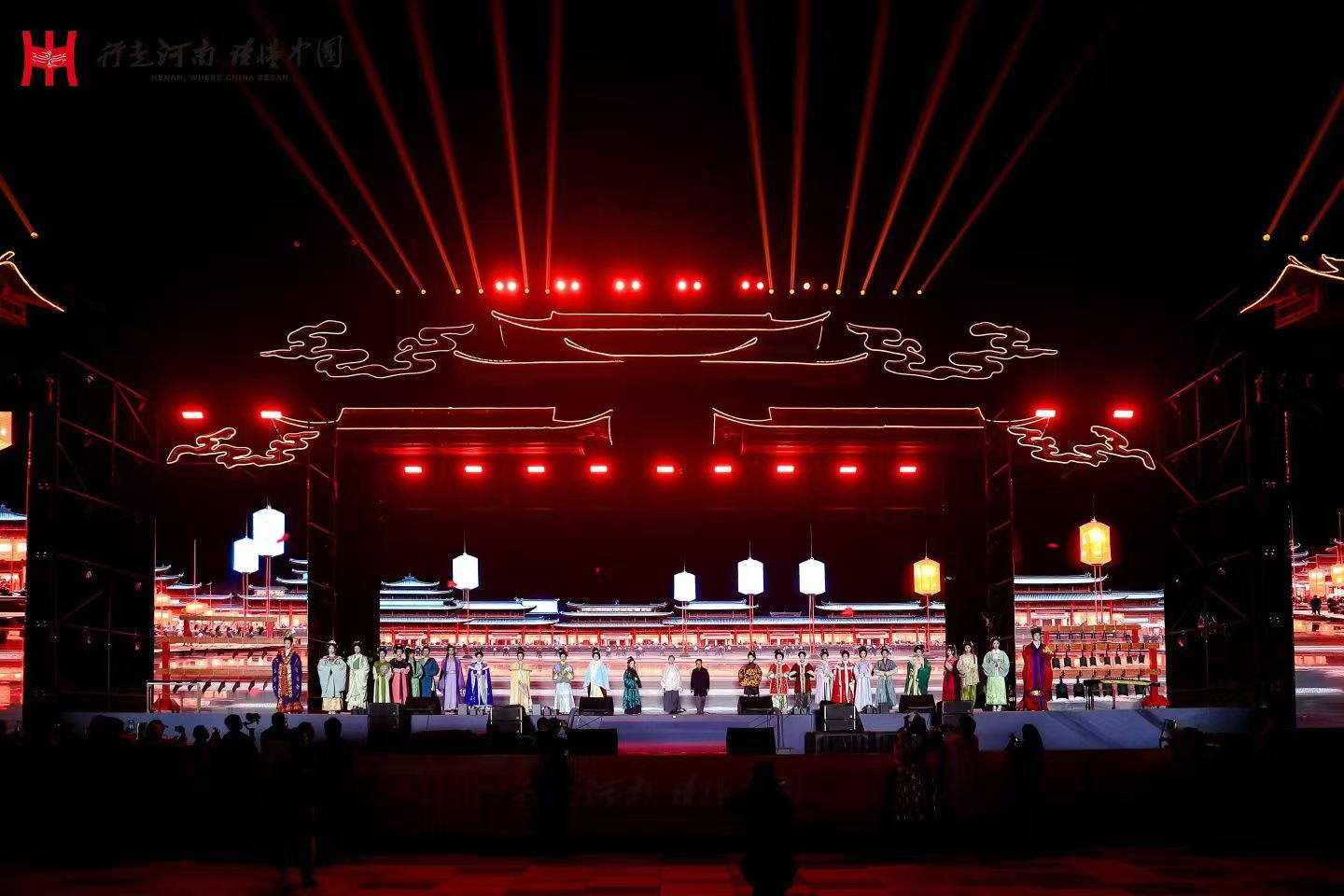 我校学子闪耀“寻美华夏”中原大遗址走廊华服推介盛典