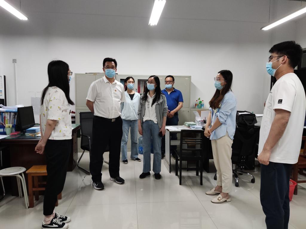 党委副书记张宝强到经济管理学院慰问疫情防控志愿者突击队人员