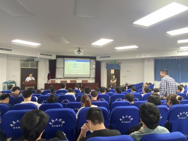 物理与光电工程学院举行研究生创新教育讲座