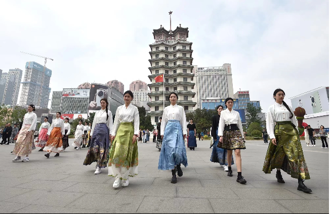 中国艺术报报道：“行走二七 璀璨国风”——中原工学院与郑州德化新街联合开展马面裙主题秀系列活动