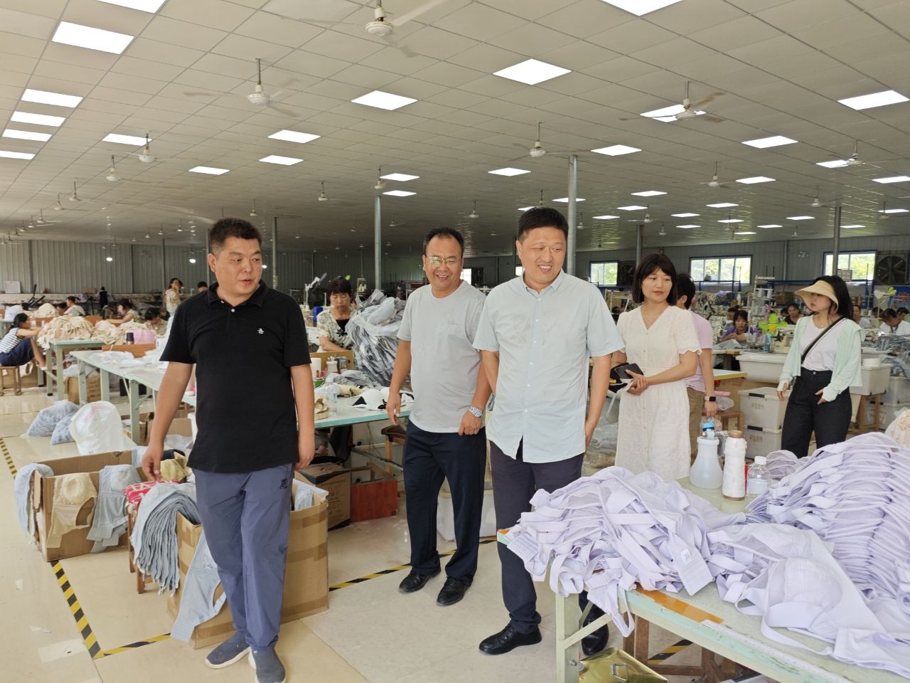 智能服饰与服装学院赴南阳市方城县广阳镇袁庄村开展慰问帮扶工作