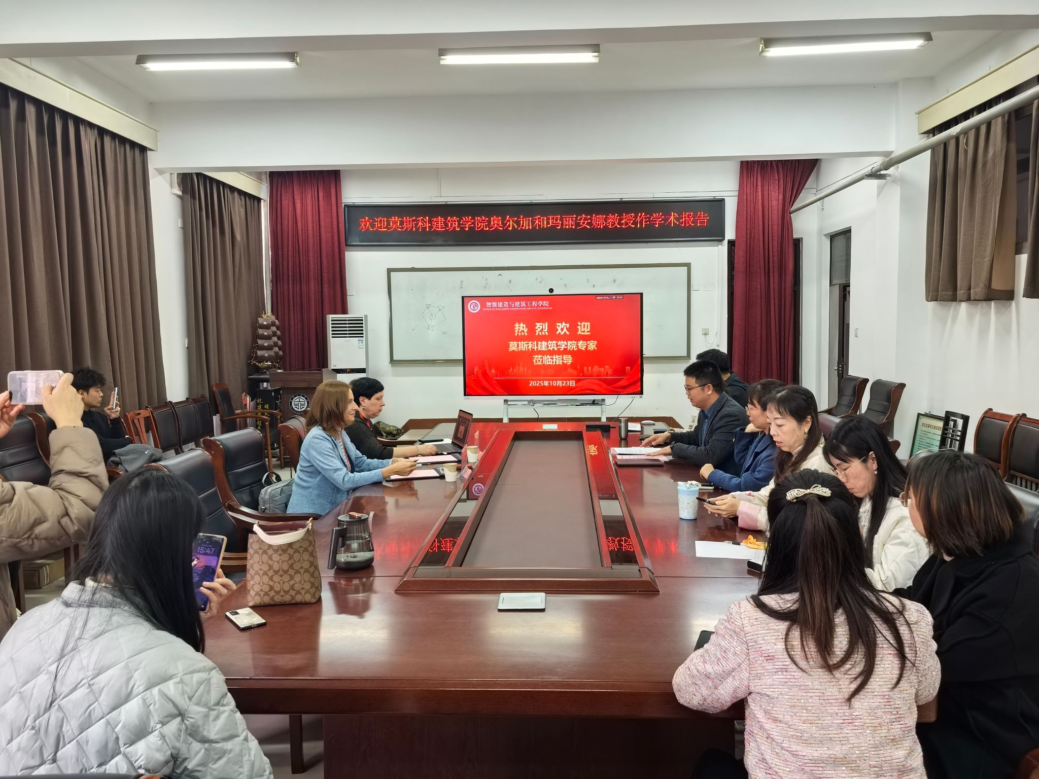 莫斯科建筑学院奥尔加院士与玛丽安娜教授做客我校研究生创新教育讲座