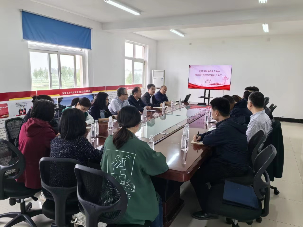 贾少鑫参加机关党政办党支部主题党日活动并为支部党员上党纪学习教育专题党课