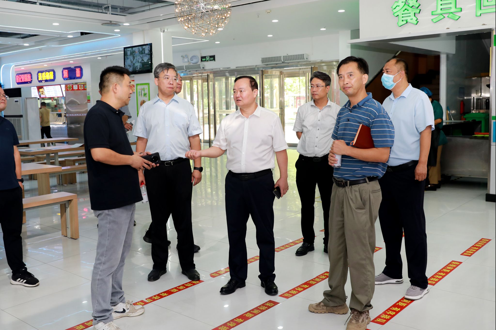 校领导检查2025年秋季学期校园安全工作