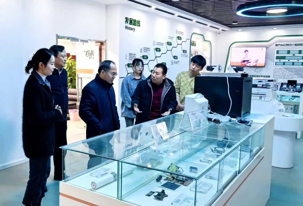 夏元清赴郑州大学-艾派克集成电路设计与应用研究院调研