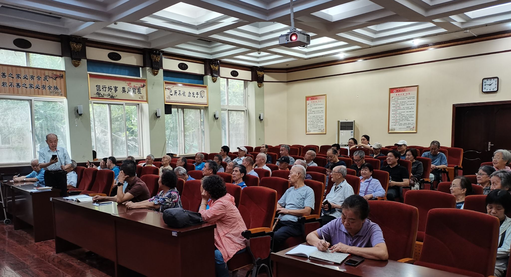 同舟共济 感恩前行 我校举办秋季学期离退休干部党日活动