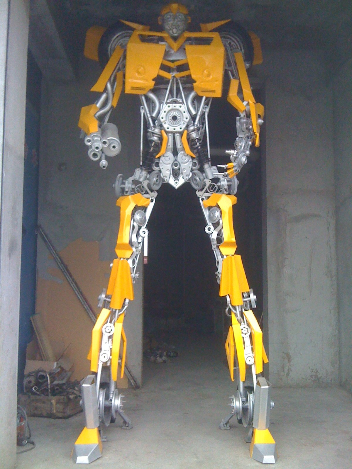 大豫网：中原工学院俩学生手造“大黄蜂” 高达3.75米