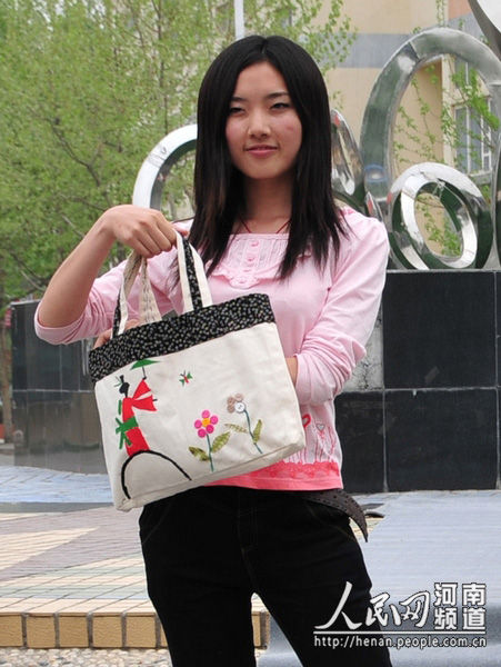 中原工学院举行“环保‘袋’言”宣传活动