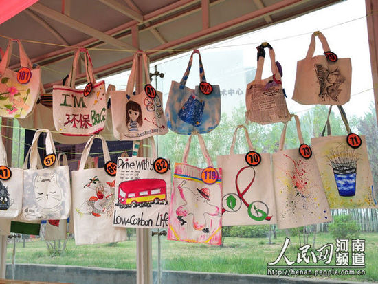 中原工学院举行“环保‘袋’言”宣传活动