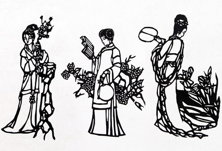 中原工学院一女生自学剪纸成功引关注