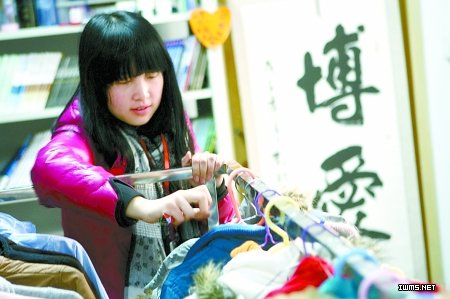 《河南日报》中原工学院爱心超市 汇聚爱的力量